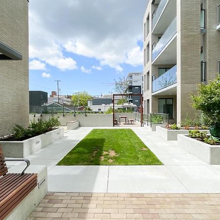 Spacious New Apartment With Working Space@Oakridge Vancouver Luaran gambar