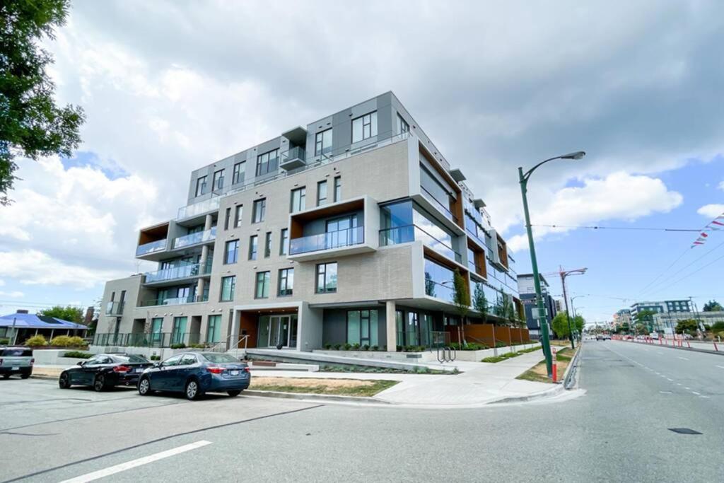 Spacious New Apartment With Working Space@Oakridge Vancouver Luaran gambar
