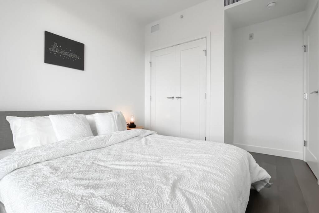 Spacious New Apartment With Working Space@Oakridge Vancouver Luaran gambar