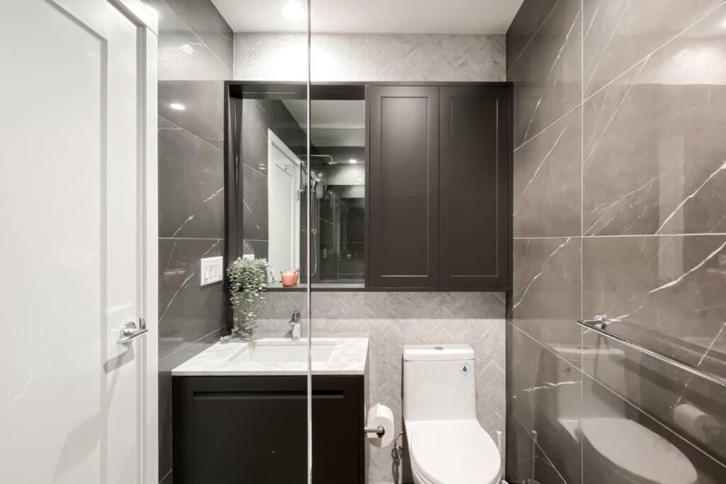 Spacious New Apartment With Working Space@Oakridge Vancouver Luaran gambar