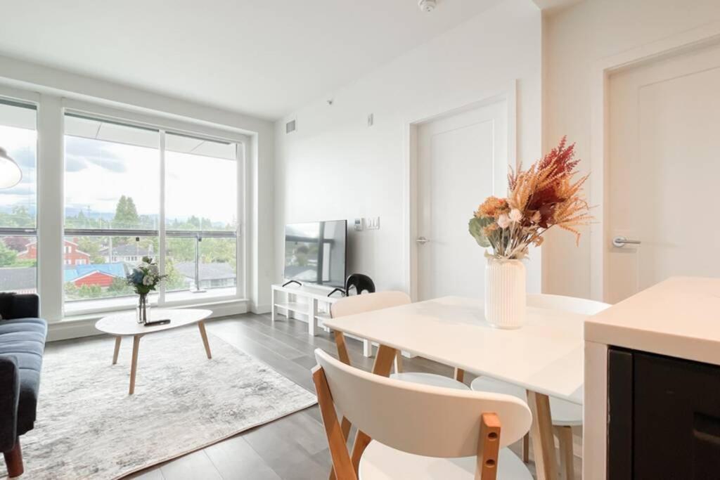 Spacious New Apartment With Working Space@Oakridge Vancouver Luaran gambar