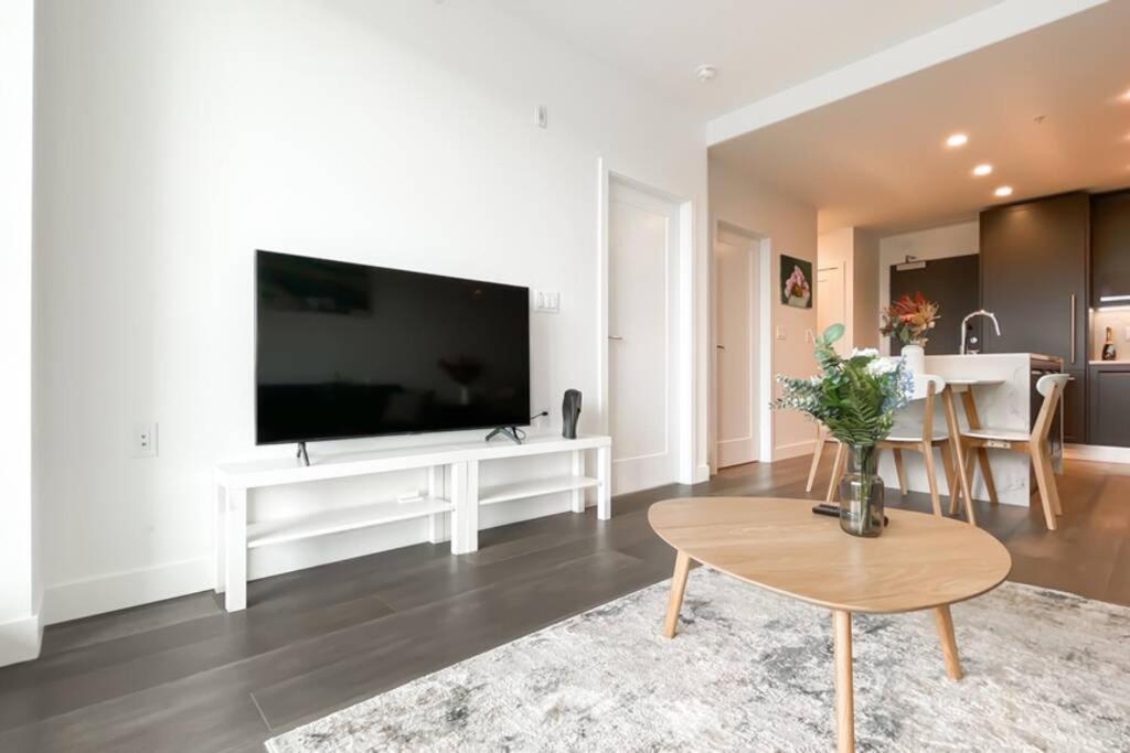 Spacious New Apartment With Working Space@Oakridge Vancouver Luaran gambar