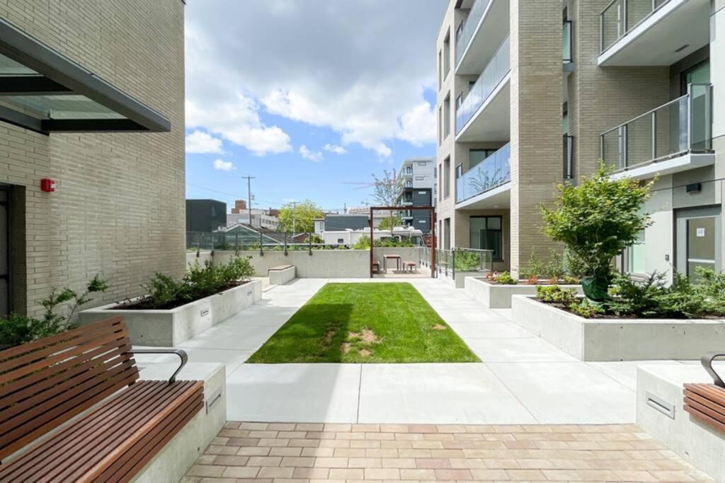 Spacious New Apartment With Working Space@Oakridge Vancouver Luaran gambar