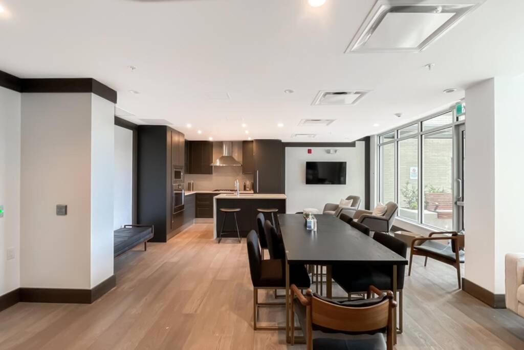 Spacious New Apartment With Working Space@Oakridge Vancouver Luaran gambar