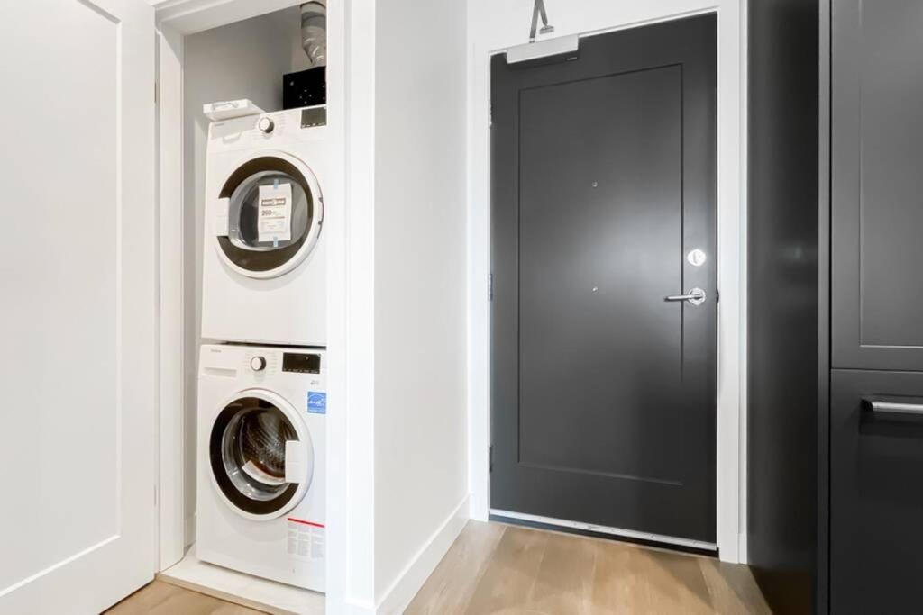 Spacious New Apartment With Working Space@Oakridge Vancouver Luaran gambar