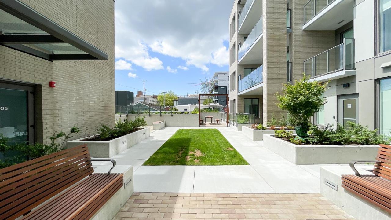Spacious New Apartment With Working Space@Oakridge Vancouver Luaran gambar